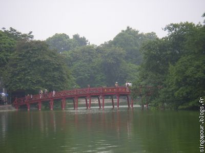 pont sur le lac sacré du retour de l épée