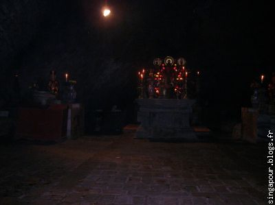 la pagode parfumée qui se trouve alors dans une grotte